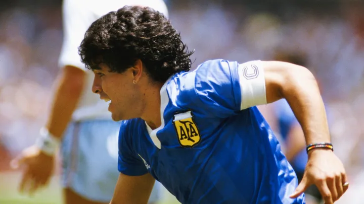 Vente aux enchères: le maillot de la "Main de Dieu" de Maradona vendu à plus de 9 millions de dollars